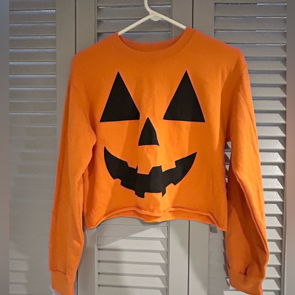 Size small. Jack O, Latern Cropped sweatshirt